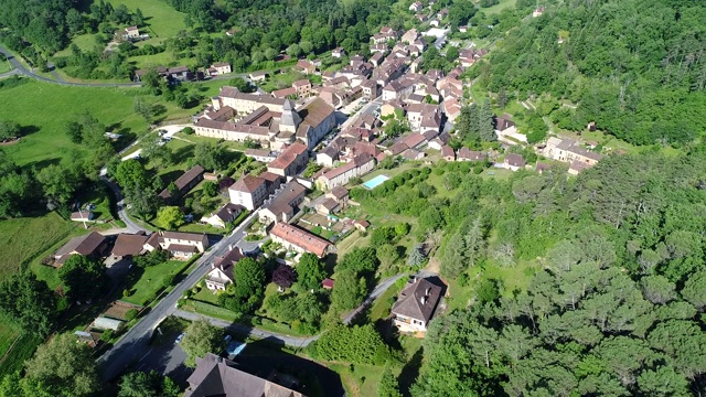 Périgord从空中俯瞰Le Buisson-de-Cadouin村视频素材