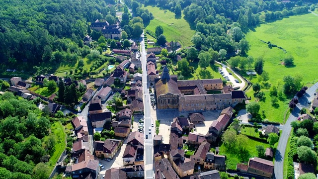 Périgord从空中俯瞰Le Buisson-de-Cadouin村视频素材