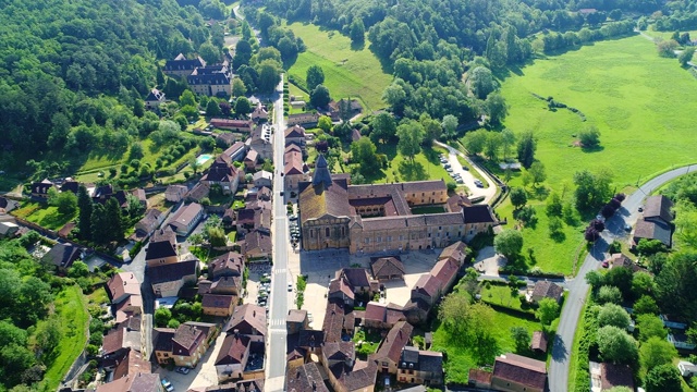 Périgord从空中俯瞰Le Buisson-de-Cadouin村视频素材