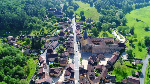 Périgord从空中俯瞰Le Buisson-de-Cadouin村视频素材