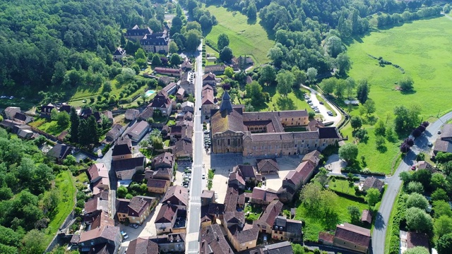 Périgord从空中俯瞰Le Buisson-de-Cadouin村视频素材