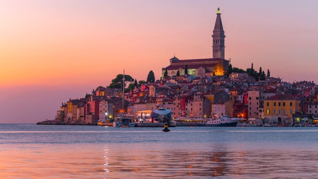 Rovinj老城和圣欧菲米亚大教堂日落场景，Rovinj，伊斯特里亚，克罗地亚视频素材