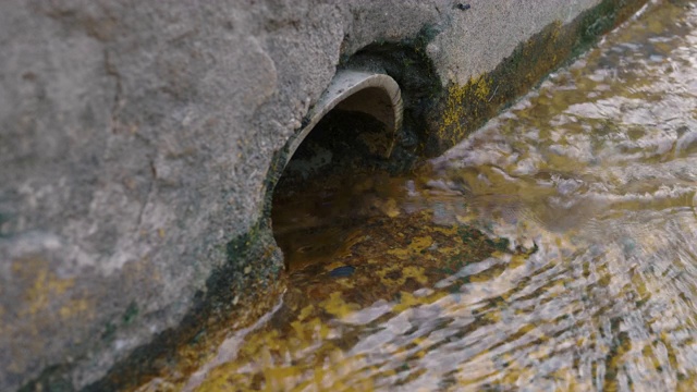 街道排水或污水人孔网格系统视频素材