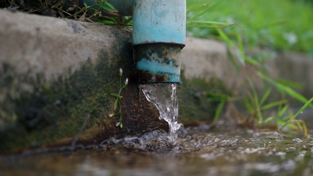 污水处理厂污水的排水阀门水。视频素材