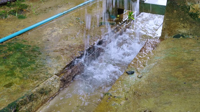 污水处理厂的污水从阀门和管道的连接处渗漏。视频素材