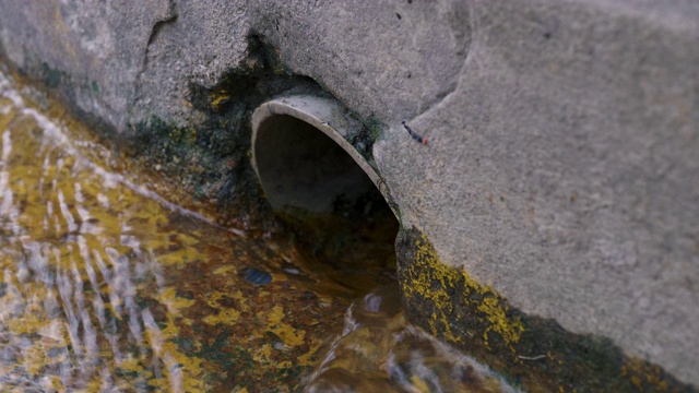 街道排水或污水人孔网格系统视频素材