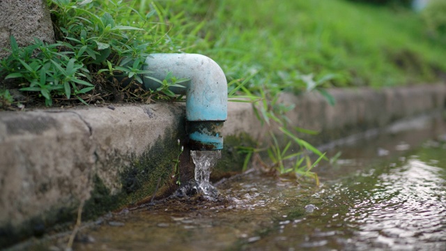 污水处理厂污水的排水阀门水。视频素材