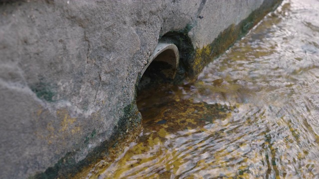 街道排水或污水人孔网格系统视频素材