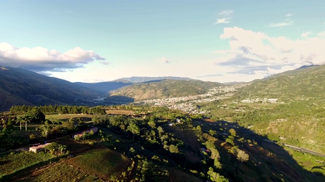 鸟瞰波科诺市日落在特鲁希略安第斯山视频素材