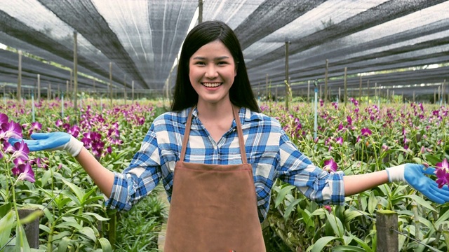 亚洲少女摆出一个大兰花花园。视频素材