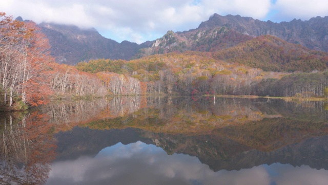 秋天的颜色和云彩倒映在风景池塘(时间流逝)视频素材