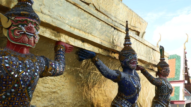 守护恶魔和宝塔在翡翠佛寺)，曼谷视频素材