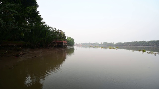 早上的风景和河景。在泰国乡村度假旅行和放松视频素材