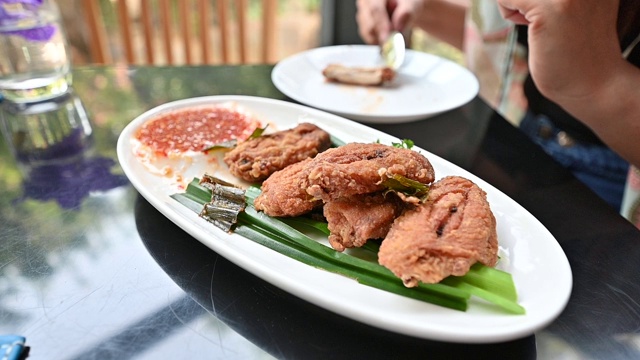 脆炸鸡食谱。用甜辣酱油炸烹饪点心和入口食品。视频素材