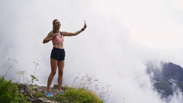 女孩在山顶自拍视频素材