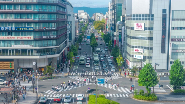 日本京都——2019年10月:时光流逝，人们涌进火车站。京都站是日本京都的一个主要火车站和交通枢纽视频素材