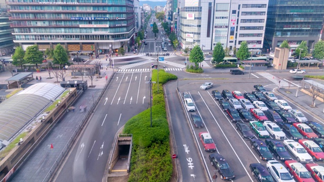 日本京都——2019年10月:时光流逝，人们涌进火车站。京都站是日本京都的一个主要火车站和交通枢纽视频素材