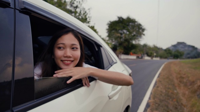 掀背车旅行驾车公路旅行的年轻女子暑假在汽车在假日日落和放松得到的气氛和去目的地。慢动作C4K电影镜头视频素材