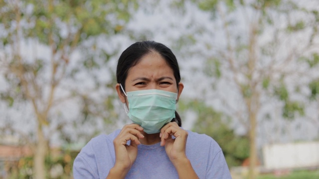 亚洲妇女戴上防护口罩，以防止细菌和空气污染，保健理念视频素材