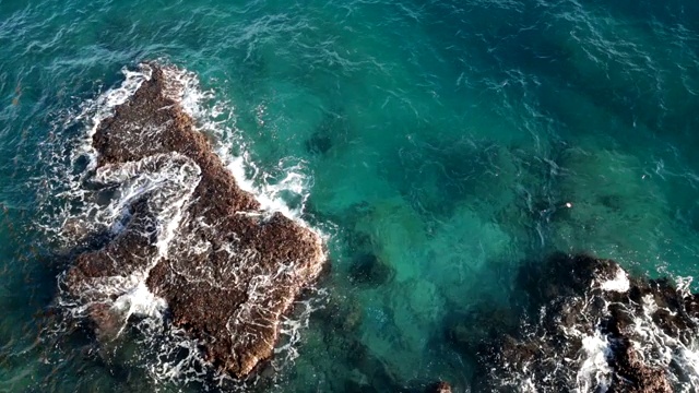 海浪撞击岩石。俯视图视频素材