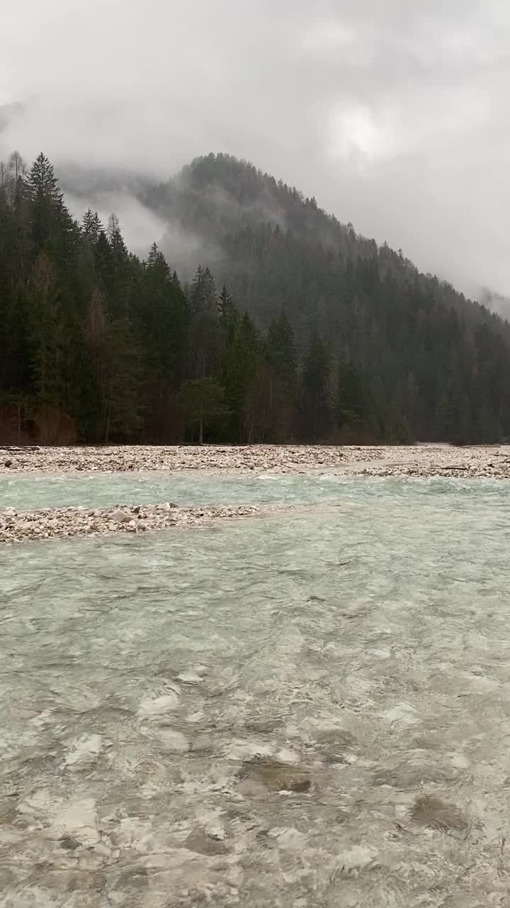 垂直视频湖和雨视频下载