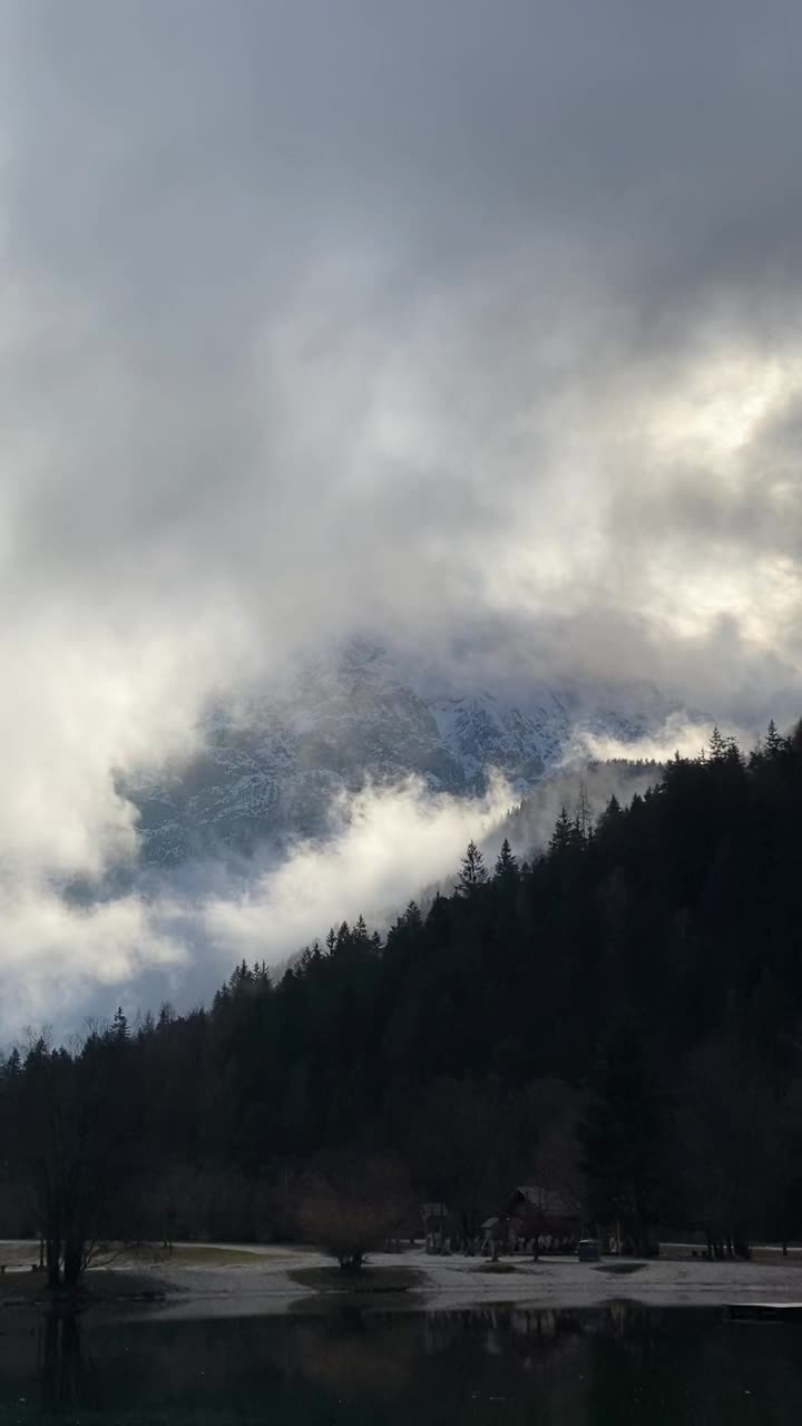 垂直视频的天空和景观视频素材