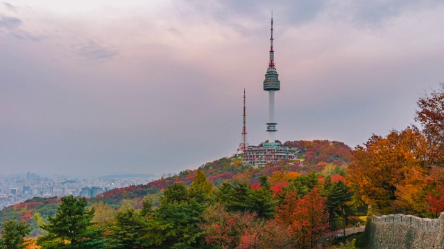 韩国秋季的首尔城市天际线和首尔塔视频下载