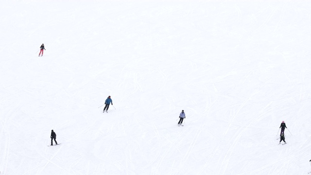 一大群人在山上滑雪视频素材