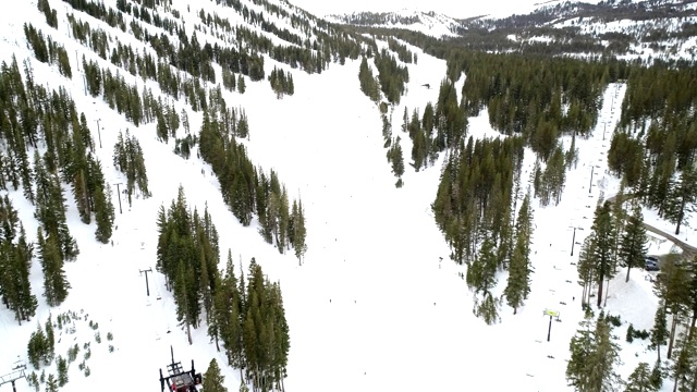 空中视频在山上滑雪视频素材