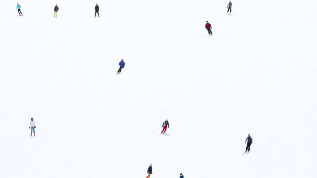 一大群人在山上滑雪视频素材