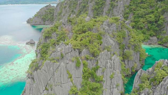 无人机拍摄的双泻湖在天堂岛与尖锐的石灰岩，热带旅游目的地-科伦，巴拉望，菲律宾。视频下载