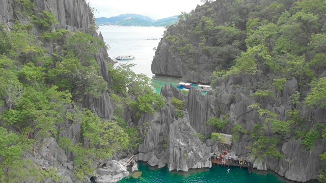 无人机拍摄的梭鱼湖天堂岛，科伦，巴拉望，菲律宾-热带旅游目的地视频下载