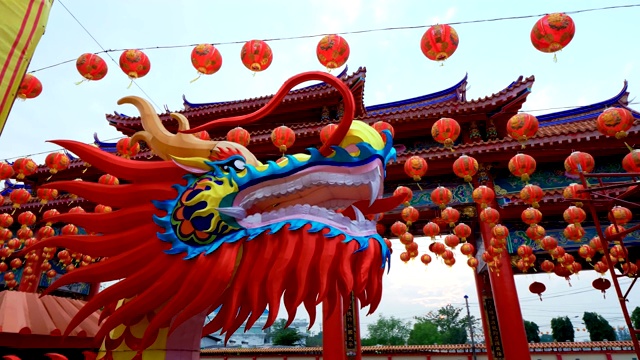 龙和中国灯笼装饰在神龛为中国新年。彩灯上的祝福文字寓意拥有财富和幸福视频素材