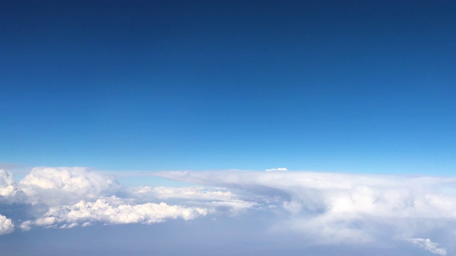 乘飞机旅行时从窗口看天空和云视频素材