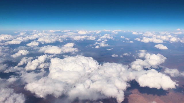 在旅行时从窗口飞机观看地面和天空的空中和云的景象视频素材