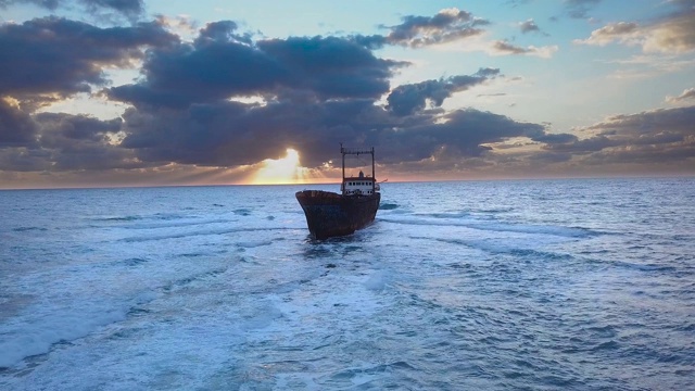 飞过海面，船只搁浅视频素材