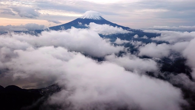 航拍富士山上方的云彩和天空日出时间，山ashi kawaguchiko，日本视频素材