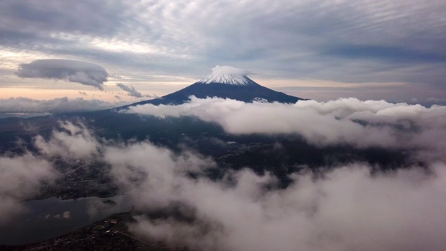 航拍富士山上空的云彩和天空日出时间，山川町视频素材