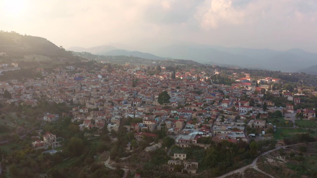 鸟瞰位于塞浦路斯山区的古老村庄Pano Lefkara，橙色屋顶的房屋，无人机拍摄的画面。著名的旅游目的地视频素材