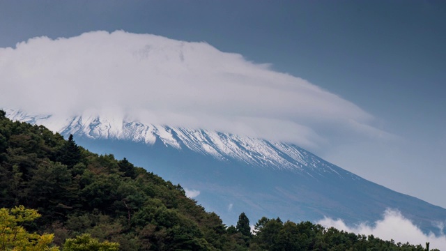 日本山梨县，富士山近景视频素材