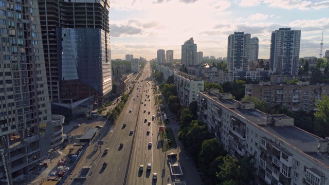 城市道路上繁忙交通的鸟瞰图。基辅,乌克兰。视频素材