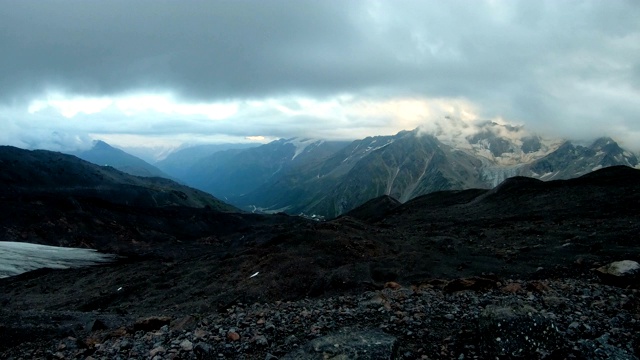 在北高加索地区的厄尔布鲁士山脉，傍晚的时间在下雨之前视频素材