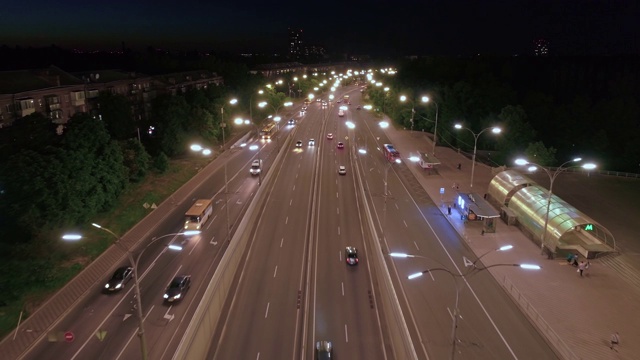 城市道路上繁忙交通的鸟瞰图。基辅,乌克兰。视频素材