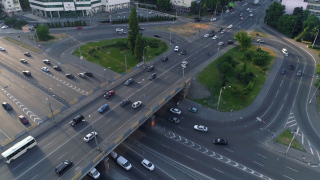 城市道路上繁忙交通的鸟瞰图。基辅,乌克兰。视频素材