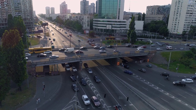 城市道路上繁忙交通的鸟瞰图。基辅,乌克兰。视频素材