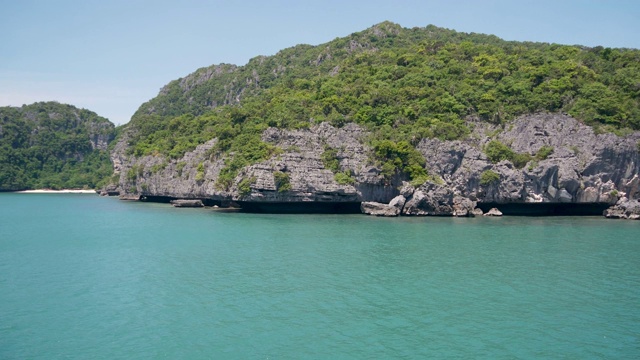 一组海岛在昂通国家海洋公园附近的苏梅岛天堂热带旅游胜地。泰国湾的群岛。田园诗般的绿松石海洋自然背景与复制空间视频素材