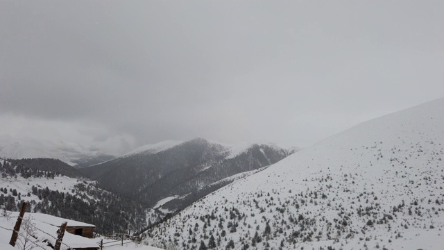 覆盖着积雪的齐加纳山脉鸟瞰图。视频素材