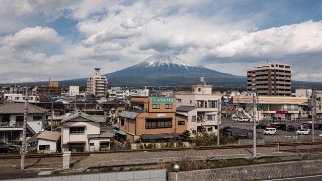 Fujinomiya镇上空的富士山(延时/放大)视频素材