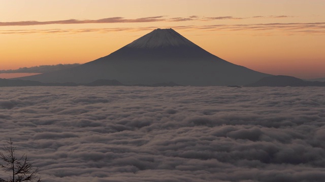 云海之上的富士山(延时)视频素材