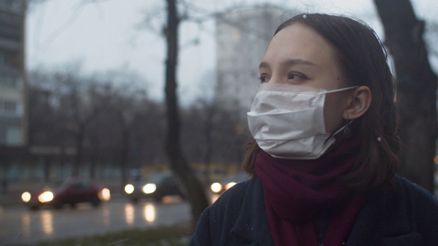 戴着防护面罩的年轻女孩视频素材